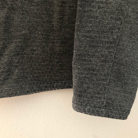 Women’s Mountain Hardwear 1/4 zip top - Picture 4 of 5